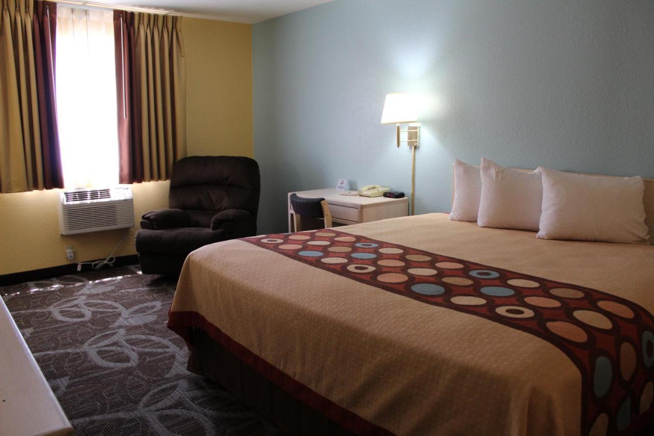 Super 8 By Wyndham Nephi Hotel Екстериор снимка