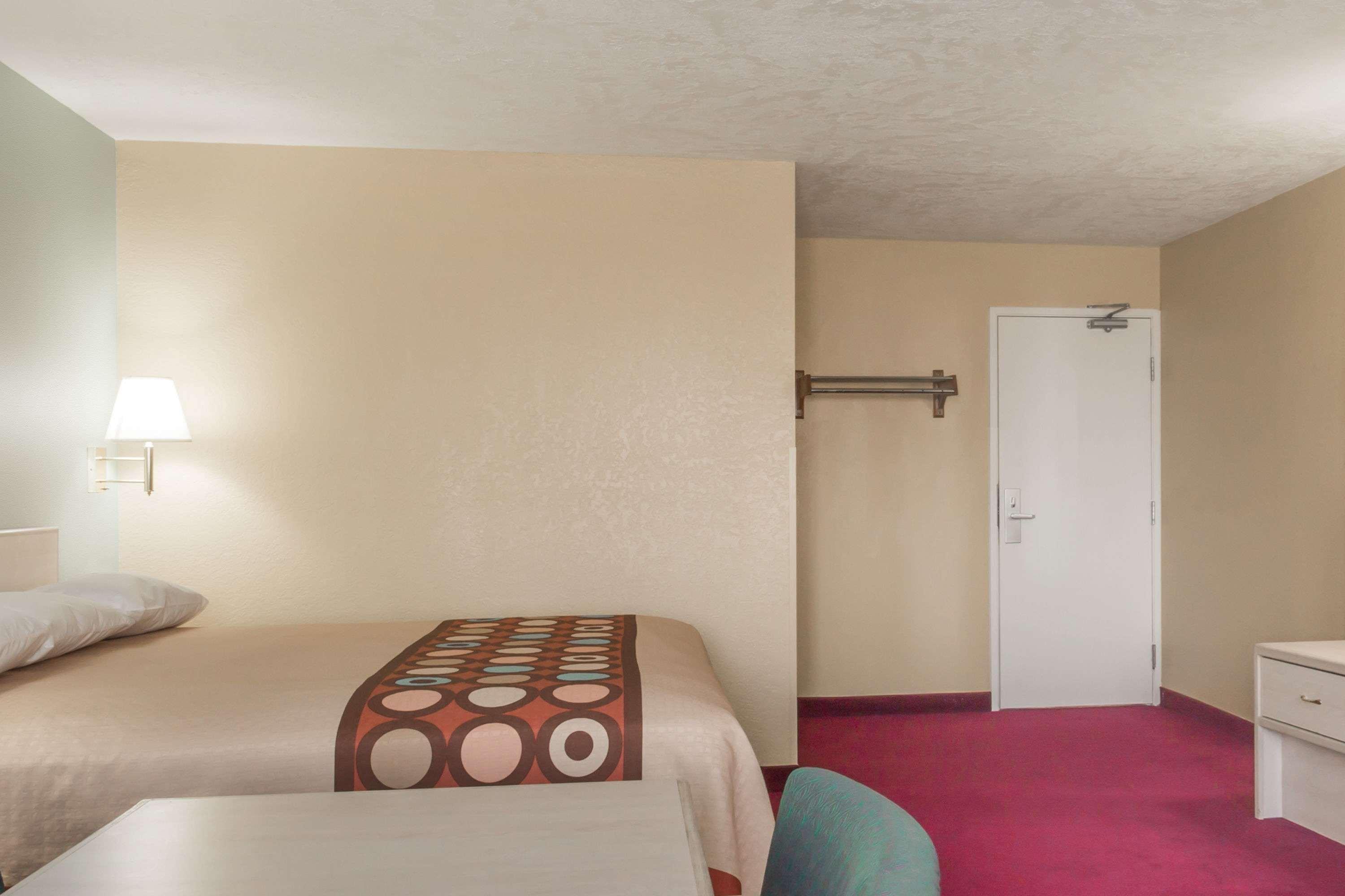 Super 8 By Wyndham Nephi Hotel Екстериор снимка