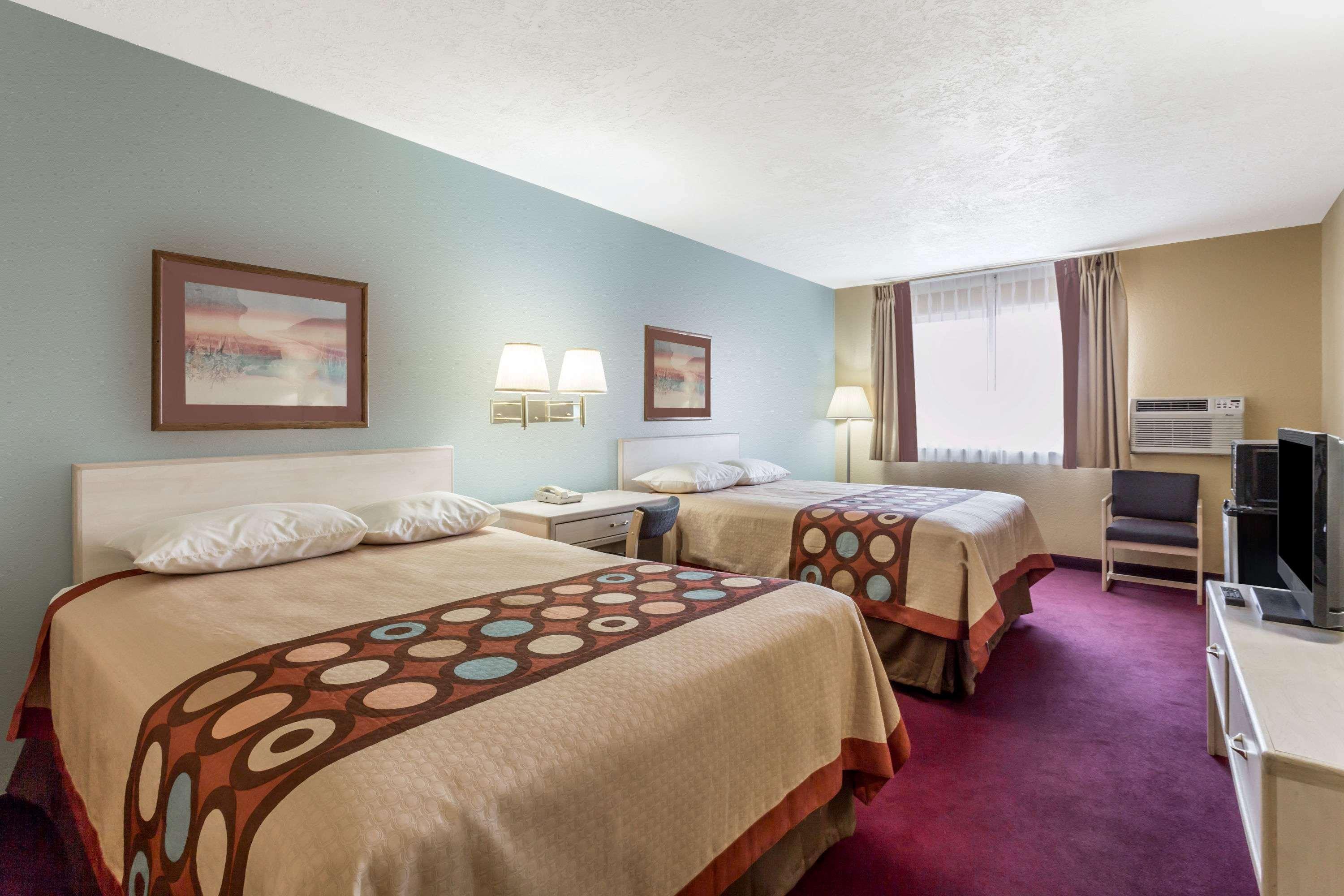 Super 8 By Wyndham Nephi Hotel Екстериор снимка