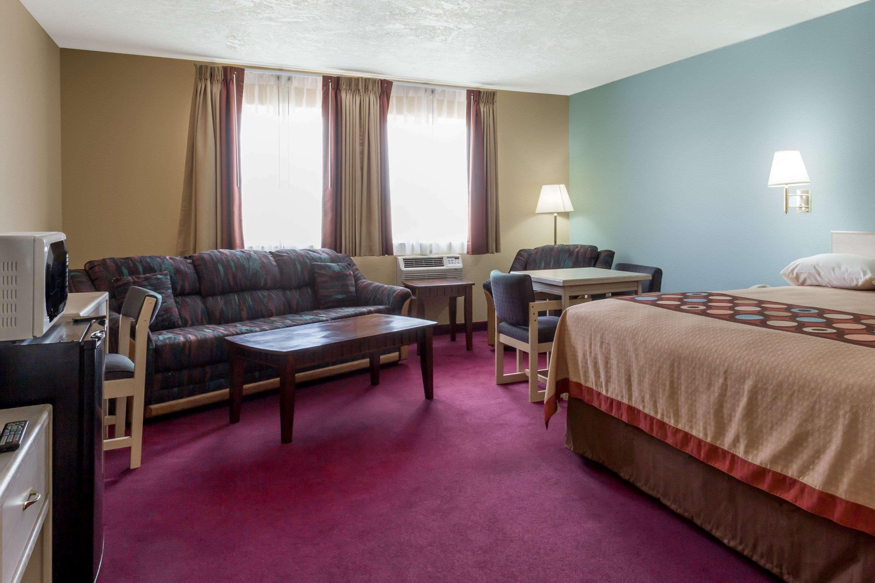 Super 8 By Wyndham Nephi Hotel Екстериор снимка