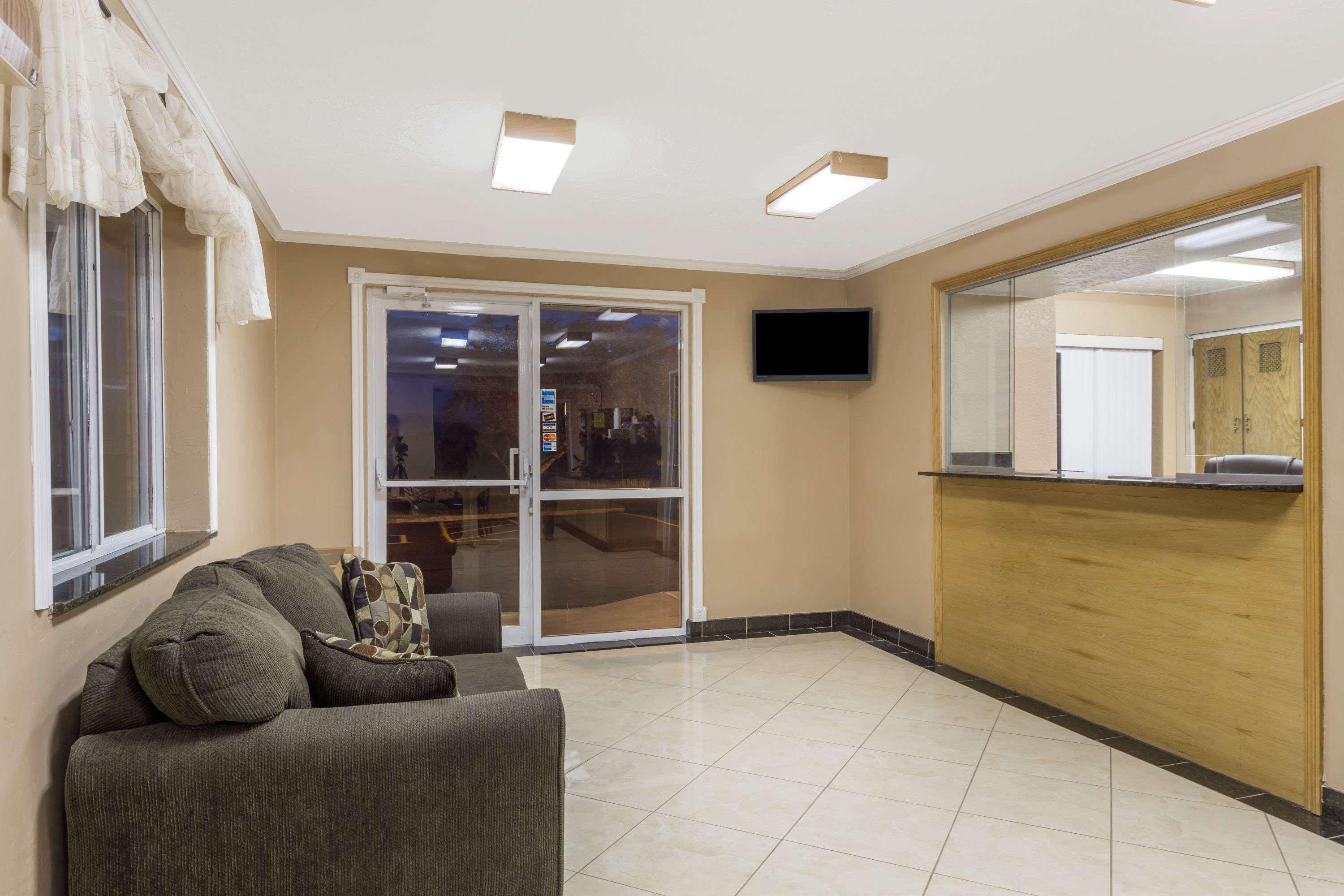 Super 8 By Wyndham Nephi Hotel Екстериор снимка